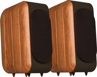 Chario Aviator Ghibli reolhøjttalerpar i lyst rillet træ, sort front med oval stofgrill, kabinet med afrundede hjørner monteret på spikes, trekvartsvinkel