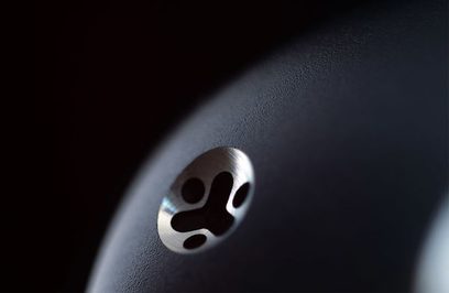 Černá sluchátka do uší Meze Audio Rai Penta, detailní pohled na nástavec s perforovanou mřížkou, na tmavém pozadí
