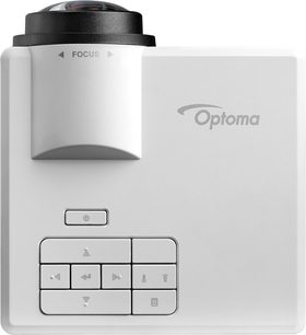 Optoma ML1050ST hvid videoprojektor, set forfra, kontrolknapper, "Focus"-logo på linsen, kompakt design