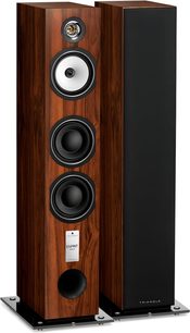 Altavoz de columna Triangle Antal serie EZ teck acabado en madera marrón veteada, vista en tres cuartos desde el frente, mostrando una torre sin rejilla con tweeter metálico plateado y tres woofers negros más un puerto circular y placa «Esprit», junto a una torre idéntica cubierta con rejilla de tela negra, ambas apoyadas sobre bases metálicas negras.
