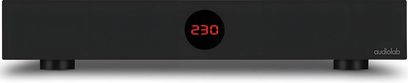 Condicionador de red Audiolab DC-BLOCK 6 negro con pantalla digital roja "230" en el centro y logotipo "audiolab" en la parte inferior derecha