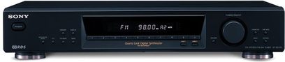 Sony ST-SE370 FM-tuner set forfra, blåt display, knapper og stik på forsiden