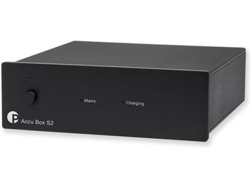 Отделен захранващ блок за HI-FI електроника Accu Box S2 черен, правоъгълен метален корпус в черно, предна страна с кръгъл бутон отляво, 2 светлинни индикатора "Mains" и "Charging" в центъра, лого и текст в долния ляв ъгъл