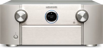 Marantz SR7010 hjemmebiograf-forstærker i sølv/guld set forfra, blåt display, knapper og stik på forsiden, aluminiumskabinet