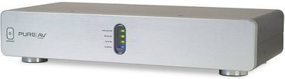 Belkin Power Console PF30 sølvfarvet lydforstærker, set forfra, med knapper, lysende indikatorer og stik på forsiden