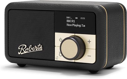 Roberts Revival Petite 2 kompakt bordradio, set fra tre kvart forfra, kabinet i sort kornet kunstlæder med gyldne kanter, front med sort metalhøjttalergitter med Roberts-logo, lille sort digitalt display og gyldent kontrolpanel med stor central drejeknap