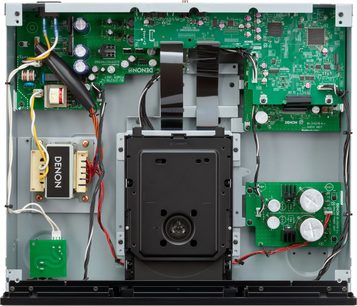 Vedere interioară a unui player CD Denon DCD-1700 negru deschis, arătând componentele electronice pe un șasiu metalic