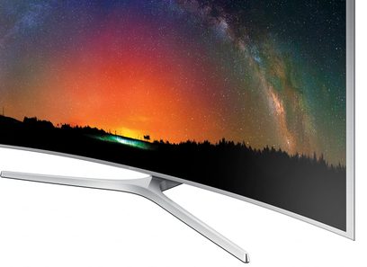 Televizor Samsung UE48JS9000 zobrazující noční krajinu s hvězdnou oblohou a polární září nad jehličnatým lesem