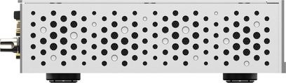 Sidevisning av Matrix Audio MD-1, sølvfarget integrert hi-fi stereoforsterker i aluminium, frontpanel helt perforert med små svarte sirkulære hull for ventilasjon, svarte sylindriske føtter og ende som viser forgylte RCA-kontakter