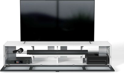 Hvidt TV-møbel med hylder, skuffe og holder til soundbar, sort TV-skærm placeret ovenpå