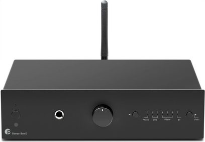 Geïntegreerde stereo hi-fi versterker Pro-Ject Stereo Box E zwart, vooraanzicht, rechthoekige behuizing, centrale ronde knop, jackaansluiting, verticale achterantenne, schakelaars en indicatoren rechts uitgelijnd
