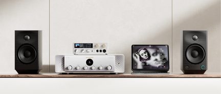 Helikomplekt, vaade eest: kaks musta soonelist kõlarit, harjatud metallist nupuga võimendi, ekraaniga audiomoodul, tahvelarvuti