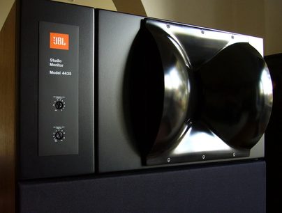 JBL 4435 studieovervågere, frontvisning, to blanke, rektangulære sorte højttalere i et gråt kabinet