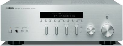 Wzmacniacz hi-fi stereo Yamaha R-S300 w kolorze srebrnym, widok z przodu, z przyciskami, wyświetlaczem LCD, gniazdami słuchawkowymi i balansem, na jednolitym szarym tle