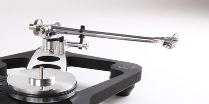 Armen för Rega RB3000 skivspelare, trekvartsvy, silverfärgad metallarm, svart bas, silverfärgad cirkulär platta