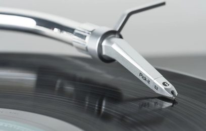 Nærbillede af Pro-Ject Pick it S2 C pladespillercelle set fra siden, aluminiumsarm, sølvfarvet pickup