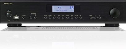 Hi-fi stereo zesilovač Rotel A-12 černý, pohled zepředu, modrý digitální displej „45“, čelní panel v černé barvě s tlačítky a konektory