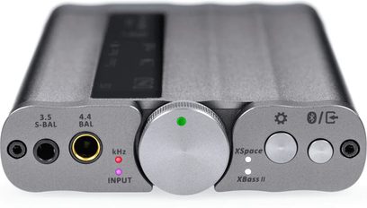 Convertitore audio portatile iFi Audio xDSD Gryphon argento vista frontale con manopola centrale e uscite cuffie