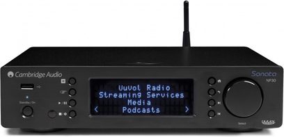 Cambridge Audio NP30 netværksmusikafspiller, sort, frontpanel, blå LCD-skærm, knapper og kontrolhjul, USB-port