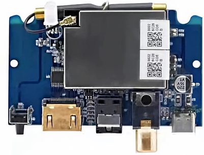 Síťový audio přehrávač Nuprime Omnia Stream Mini v černé barvě, rozložený pohled na vnitřní komponenty na modré desce plošných spojů