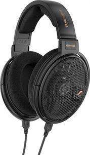 Åbent hi-fi hovedsæt Sennheiser HD 660S2, sort, set fra venstre profil, runde ørepuder, polstret hovedbøjle, aftagelig kabel