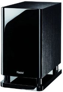 Subwoofer Magnat Omega Sub 20A černý, pohled zepředu, krychlový tvar, lesklá černá čelní strana, bílé logo