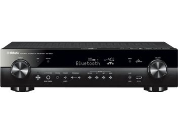 Yamaha RX-S601 juodas namų kino stiprintuvas, vaizdas iš priekio, juodas priekinis skydelis su sidabriniais mygtukais ir rankenėlėmis, mėlynas "Bluetooth" ekranas, dvi ausinių jungtys priekyje