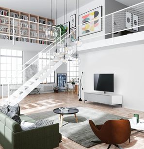 Hvid ophængt trappe med netværksgelænder. Moderne stue med sofaer, lænestol, sofabord, møbler og dekoration