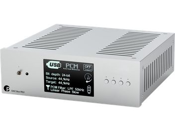 Audio DAC prevodník Pro-Ject DAC Box RS2 strieborný s displejom na prednom paneli a štyrmi tlačidlami v trojštvrťovom pohľade