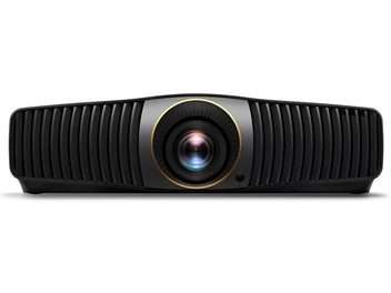 Benq W5800 videoprojektor i mat sort, front, linse indrammet i guld, ventilationsriste, guldfarvet logo