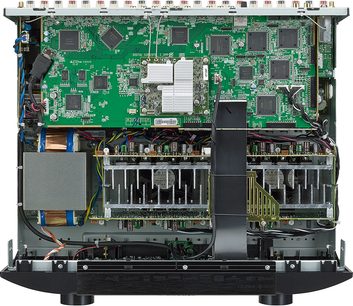 Innenansicht eines Marantz SR7013 Heimkino-Verstärkers in Silber-Gold, die elektronischen Komponenten auf einer grünen Leiterplatte zeigend