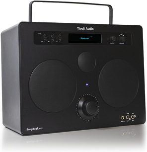 Bærbar sort Tivoli SongBook Max Bluetooth-højttaler, plastikskal og metalgitter, set forfra, håndtag, skærm, drejeknap