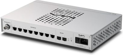Switch Matrix Audio SS‑1 Pro mattapintainen hopeanvärinen alumiini, takaviistosta kuvattuna: 8 kpl 2,5 GbE RJ45 -porttia, 2 SFP+ -paikkaa, BNC-kellosyöttö, IEC-virtaliitin ja suuri siksak-kuvioitu rei’itetty ilmanvaihtoritilä yläosassa