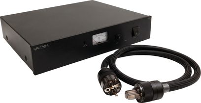 Taga Harmony PF-2000 strømfordeler sort med sort strømkabel, set forfra i trekvart vinkel og voltmeter på fronten