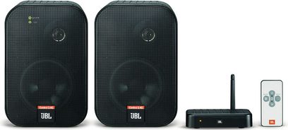 To sorte JBL Control 2.4G højttalere, en fjernbetjening og en trådløs modtager, set forfra på hvid baggrund