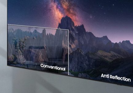 Scherm met een berglandschap met een sterrenhemel en een lichtexplosie, waarin "Conventioneel" en "Anti Reflectie" worden vergeleken