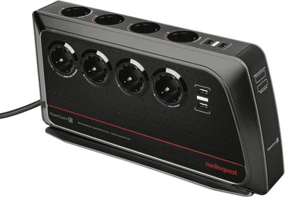 Audioquest PowerQuest 3 sort strømskinne, 4 stikkontakter, 2 USB-porte, set forfra