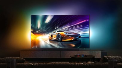 Televizor Samsung TQ50QN90D 2024 zobrazující oranžovo-žluté sportovní auto na silnici, pohled zepředu