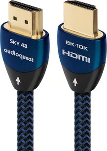 To HDMI-stik AudioQuest Sky 48 i close-up, metalblå kapper, forgyldte stik, blå-sort flettet kappe, pile