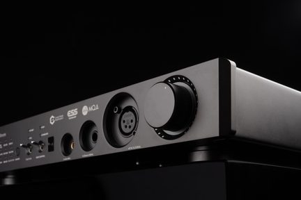 Schwarzer Hi-Fi-Kopfhörerverstärker mit DAC, großem Lautstärkeregler und XLR- sowie Klinkenbuchsen an der Front