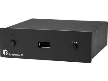 Stream Box S2 zwart, perspectiefweergave, rechthoekige behuizing, voorzijde met links een draaiknop, centrale USB-poort, rechterknop.