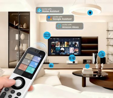 Valge puuteekraaniga koduautomaatika pult ühendatud elutoas, ühildub Alexa, Google Assistanti ja Home Assistantiga