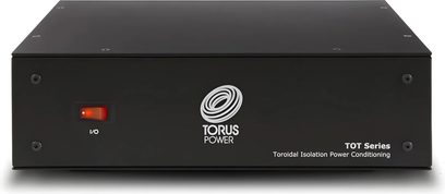 Torus Power TOT MAX sort rektangulær strømconditioner med en rød kontakt til venstre og et hvidt logo i midten