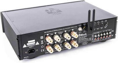 Alt-i-én high-fidelity-system Block CVR-100+ MKIII i sort metal, bagfra let skråt set med gyldne højttalerterminaler, dobbelt trådløs antenne og flere RCA-tilslutninger