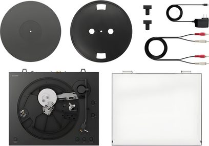 Siyah Sony PS-LX5BT pikap, sökülmüş halde; üstten görünüm, tabla, keçe, şeffaf kapak ve verilen kablolarla birlikte