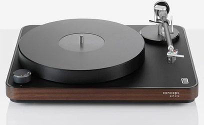 Czarna gramofon ClearAudio Concept Active, z zamontowanym ramieniem i wkładką, okrągłym talerzykiem i prostokątną drewnianą podstawą, widok z przodu