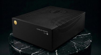 Hi-fi-strømforsyning Gold Note PSX-5 2 svart, rektangulært ventilert kabinett på sokkel i svart marmor