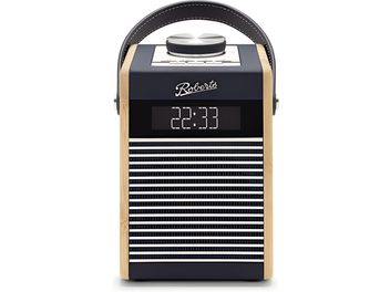 Roberts Rambler Midi Tischradio in Marineblau mit hellem Holz und Kunststoff, Frontansicht, mit gebogener Griff aus dunklem Leder, großer Metall-Drehknopf auf weißem Oberpanel, Digitaldisplay mit 22:33 Uhr und kontrastreicher horizontaler Gitterfront