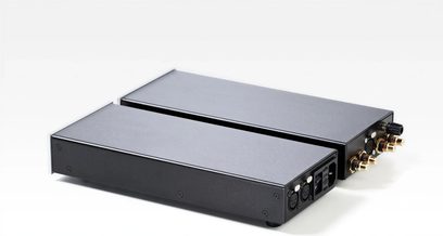 Lehmann Audio Decade Phono-Vorverstärker in Schwarz, leicht abgewinkelte Draufsicht, mattschwarzes rechteckiges Gehäuse mit Anschlüssen auf der Rückseite