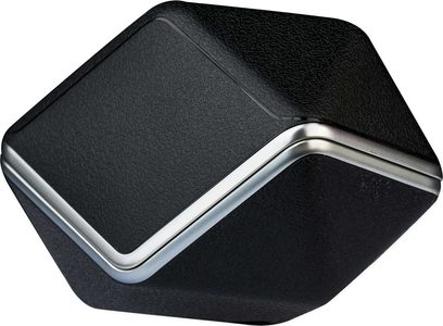 Boîtier de charge hexagonal noir en plastique texturé avec liseré métallique argenté sur l’arête, vue de trois-quarts, pour Hifiman Svanar Wireless